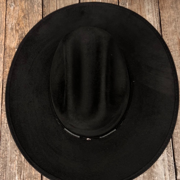 H04 HAT California shape in black suede with red feather NWOT main image 6